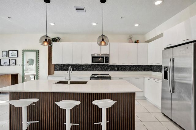 8001 NW 41st Street F-109, Doral, FL 33166