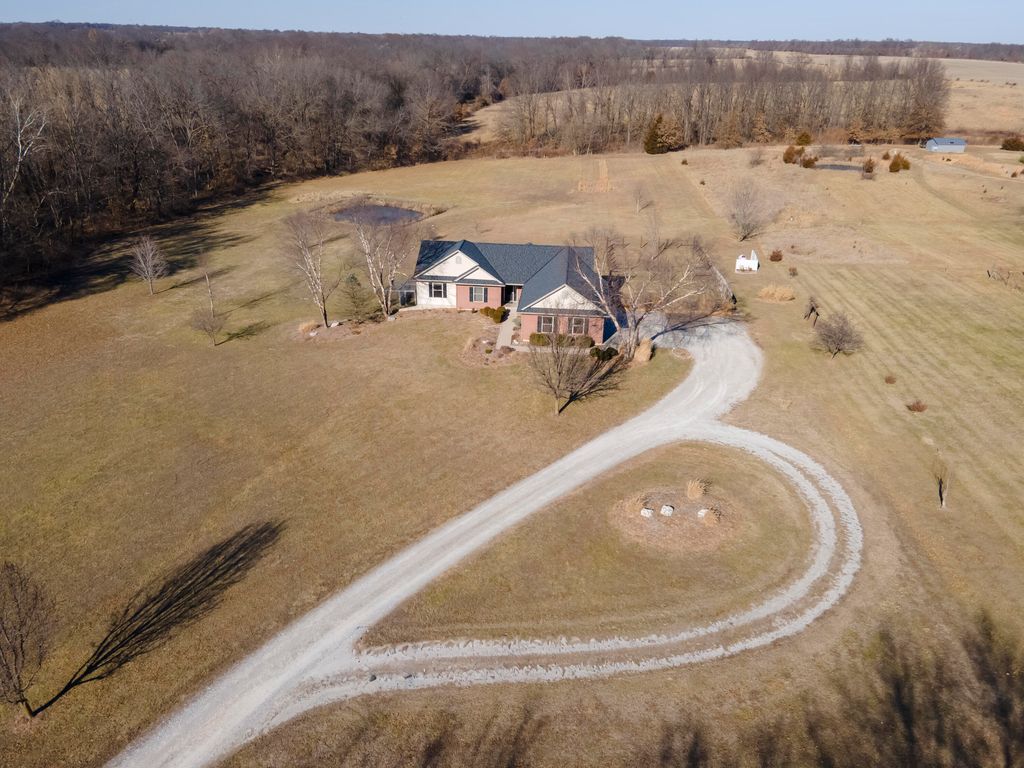 9325 E ST CHARLES RD, Columbia, MO 65202