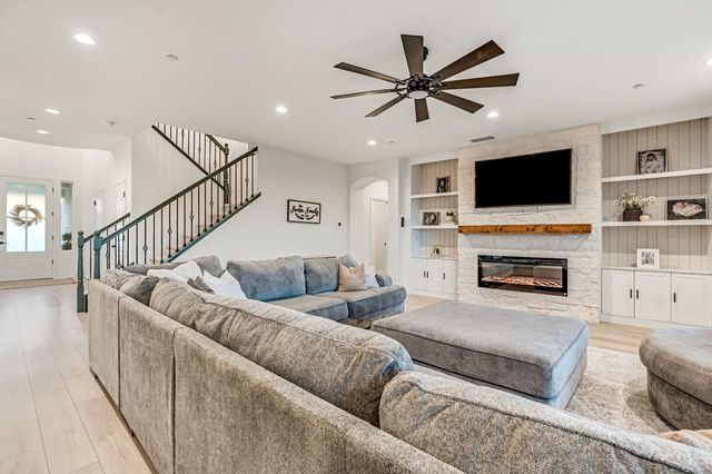 1811 Agua Dulce Avenue, Clovis, CA 93619