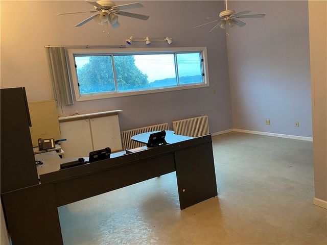 1720 Valley View Rd, Hermitage, PA 16148