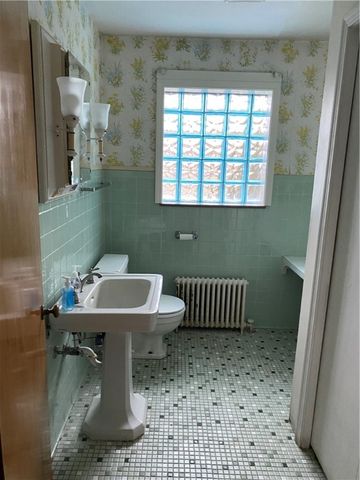 1720 Valley View Rd, Hermitage, PA 16148