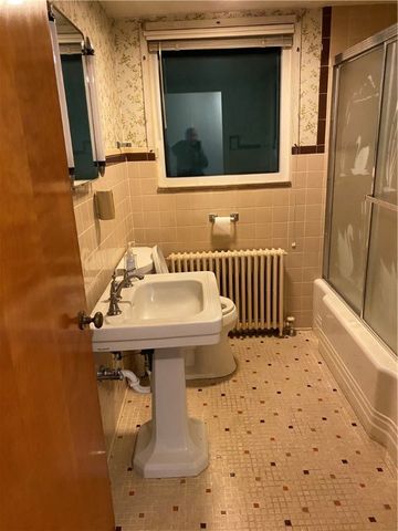 1720 Valley View Rd, Hermitage, PA 16148