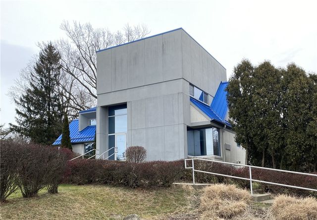 1720 Valley View Rd, Hermitage, PA 16148