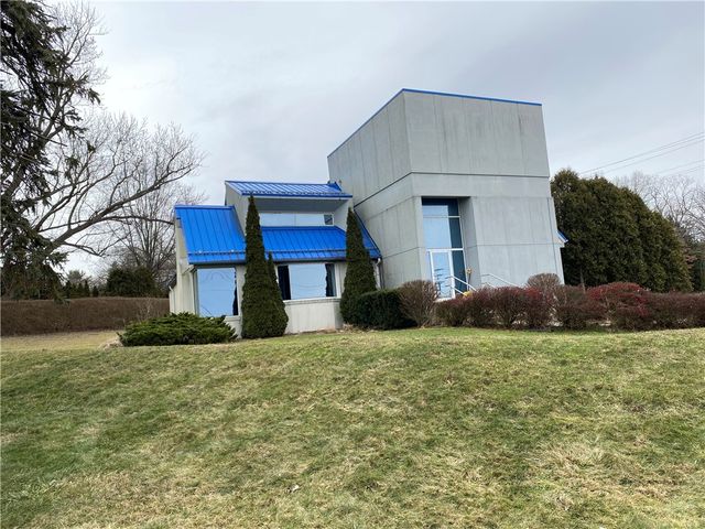 1720 Valley View Rd, Hermitage, PA 16148