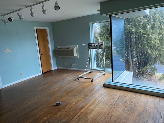 1720 Valley View Rd, Hermitage, PA 16148