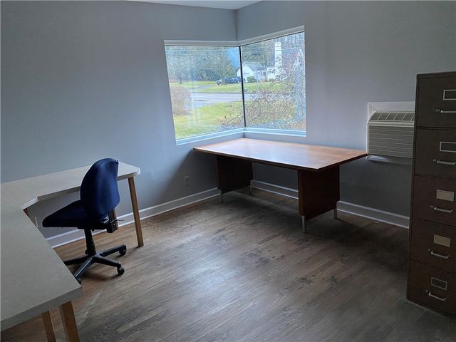 1720 Valley View Rd, Hermitage, PA 16148