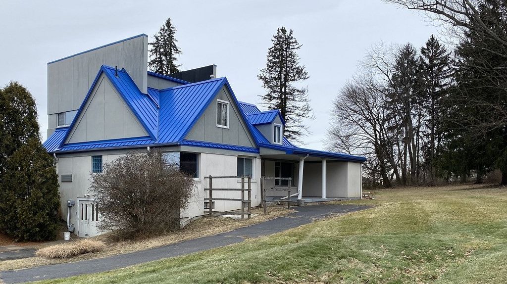 1720 Valley View Rd, Hermitage, PA 16148