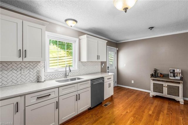 129 Twin Valley Drive, Clemmons, NC 27012