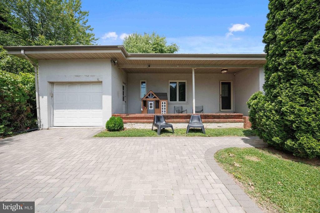212 SKYLINE DR, Feasterville Trevose, PA 19053