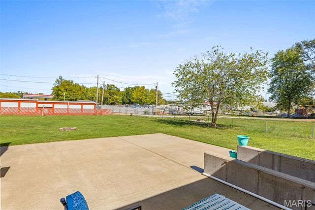 17 Airline Drive, Farmington, MO 63640