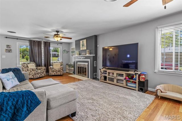 17 Airline Drive, Farmington, MO 63640