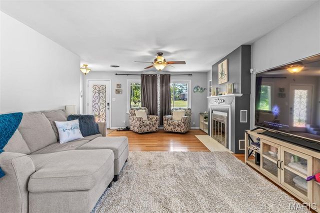 17 Airline Drive, Farmington, MO 63640