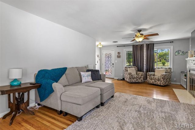 17 Airline Drive, Farmington, MO 63640