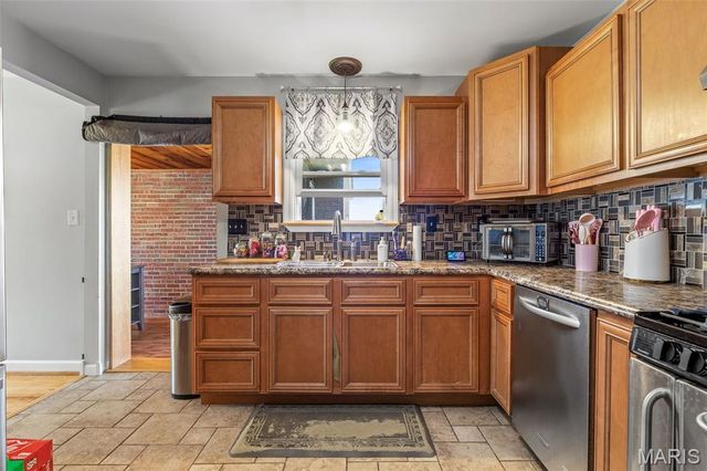 17 Airline Drive, Farmington, MO 63640