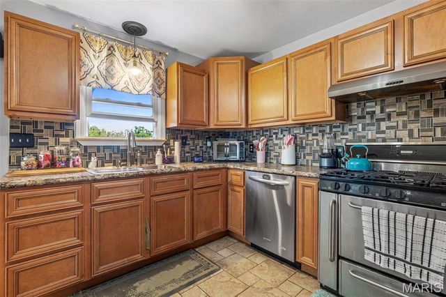 17 Airline Drive, Farmington, MO 63640