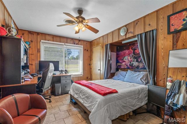 17 Airline Drive, Farmington, MO 63640