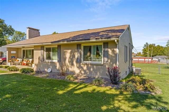 17 Airline Drive, Farmington, MO 63640