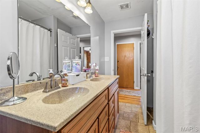 17 Airline Drive, Farmington, MO 63640