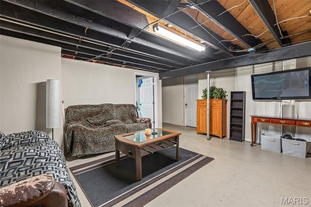 17 Airline Drive, Farmington, MO 63640