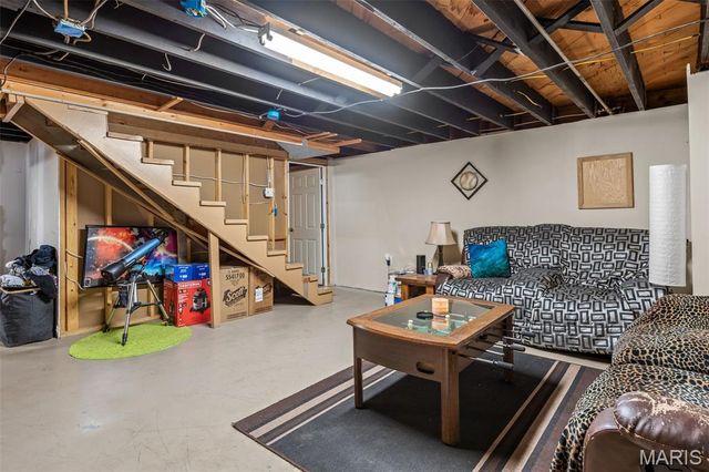 17 Airline Drive, Farmington, MO 63640