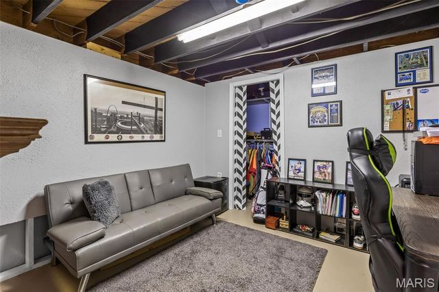 17 Airline Drive, Farmington, MO 63640