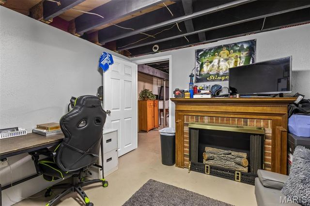 17 Airline Drive, Farmington, MO 63640