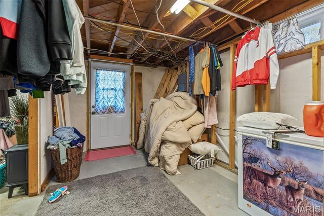 17 Airline Drive, Farmington, MO 63640