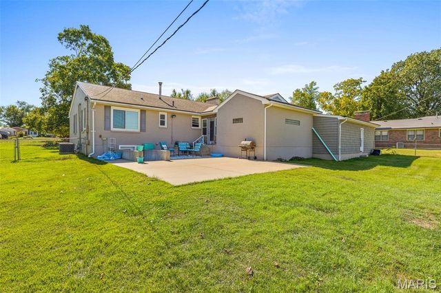 17 Airline Drive, Farmington, MO 63640