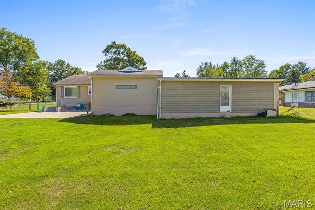 17 Airline Drive, Farmington, MO 63640