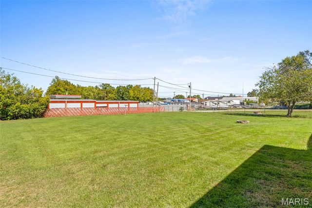 17 Airline Drive, Farmington, MO 63640