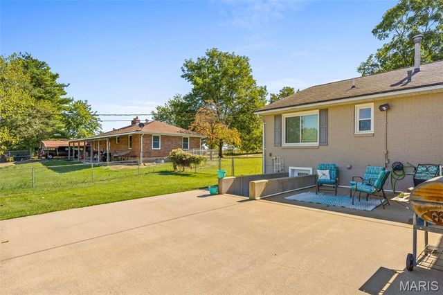 17 Airline Drive, Farmington, MO 63640