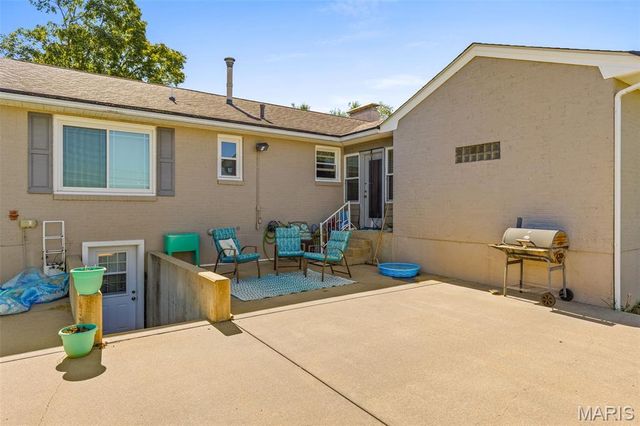 17 Airline Drive, Farmington, MO 63640