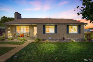 17 Airline Drive, Farmington, MO 63640