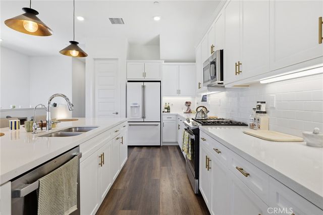 27525 Illumination Court, Valencia, CA 91381