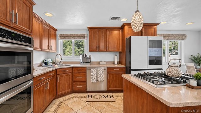 815 Expressway Drive N, Medford, NY 11763