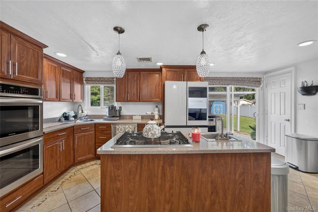 815 Expressway Drive N, Medford, NY 11763