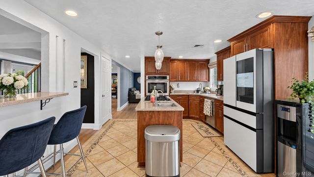 815 Expressway Drive N, Medford, NY 11763
