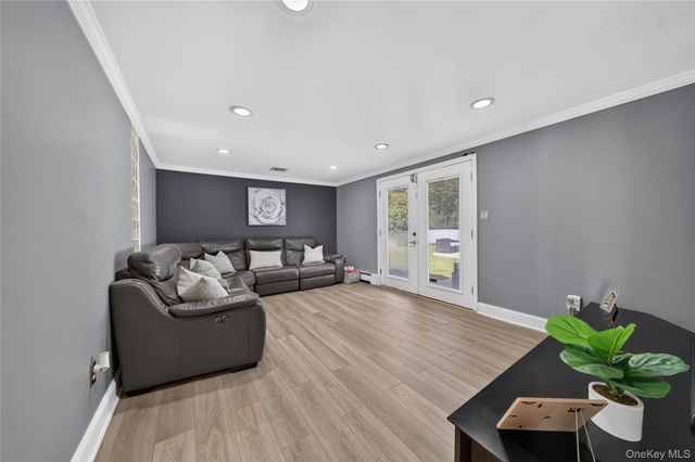 815 Expressway Drive N, Medford, NY 11763