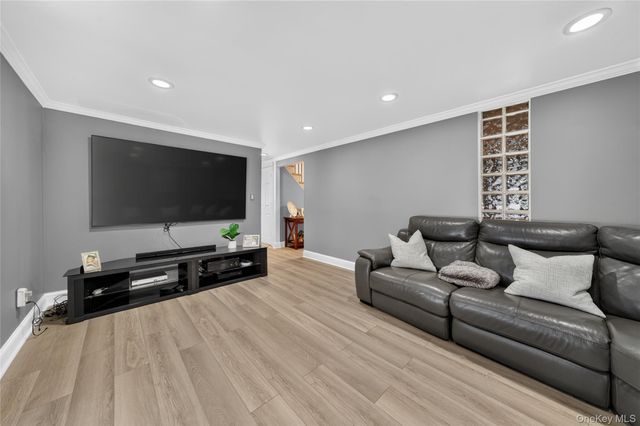 815 Expressway Drive N, Medford, NY 11763