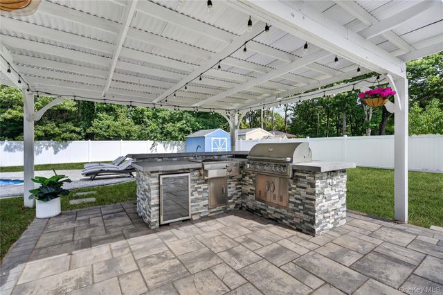 815 Expressway Drive N, Medford, NY 11763