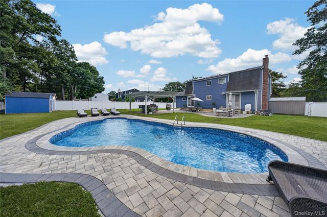 815 Expressway Drive N, Medford, NY 11763