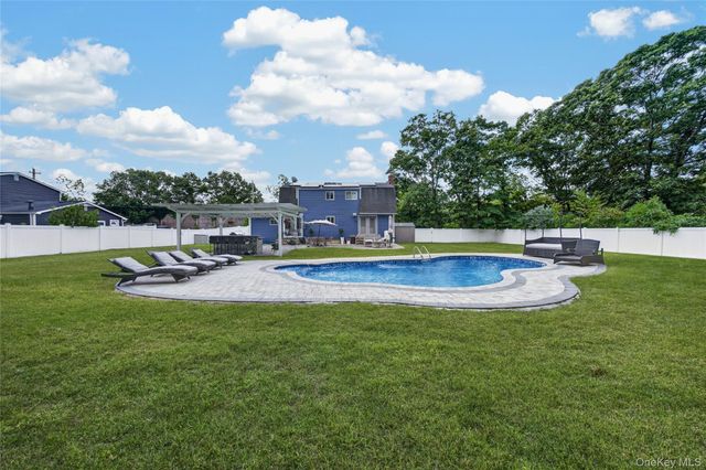 815 Expressway Drive N, Medford, NY 11763