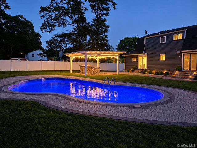 815 Expressway Drive N, Medford, NY 11763