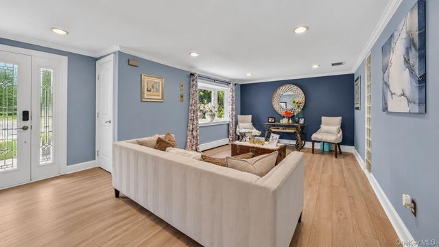 815 Expressway Drive N, Medford, NY 11763