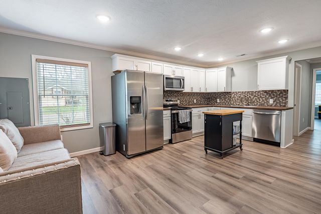 2400 W High Street, Springfield, MO 65803