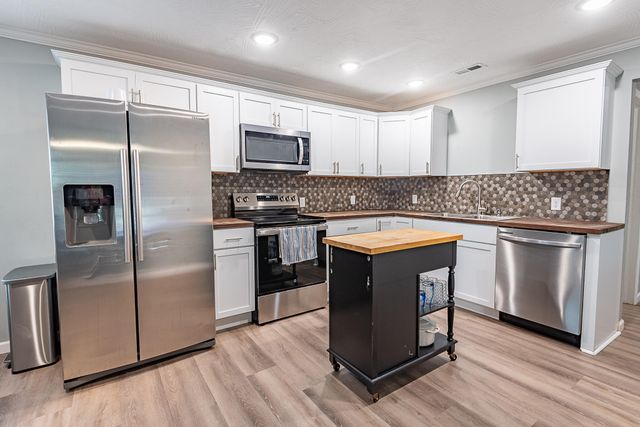 2400 W High Street, Springfield, MO 65803