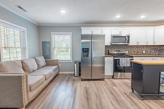 2400 W High Street, Springfield, MO 65803