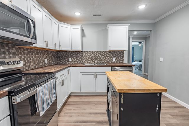 2400 W High Street, Springfield, MO 65803