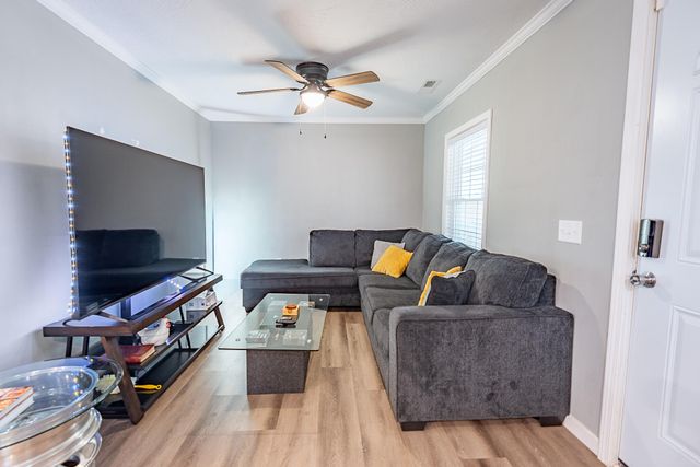 2400 W High Street, Springfield, MO 65803