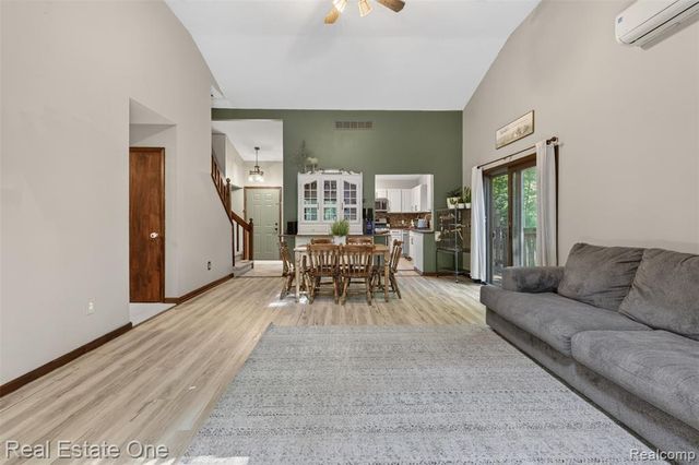 310 S Van Road, Holly, MI 48442